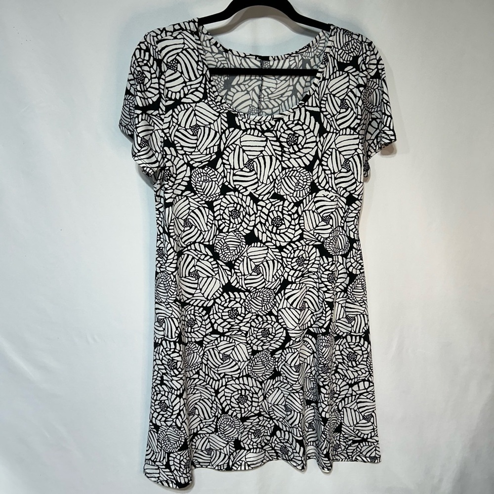 Womans short sleeve dress. Black and white floral. Size Large. Stretch.